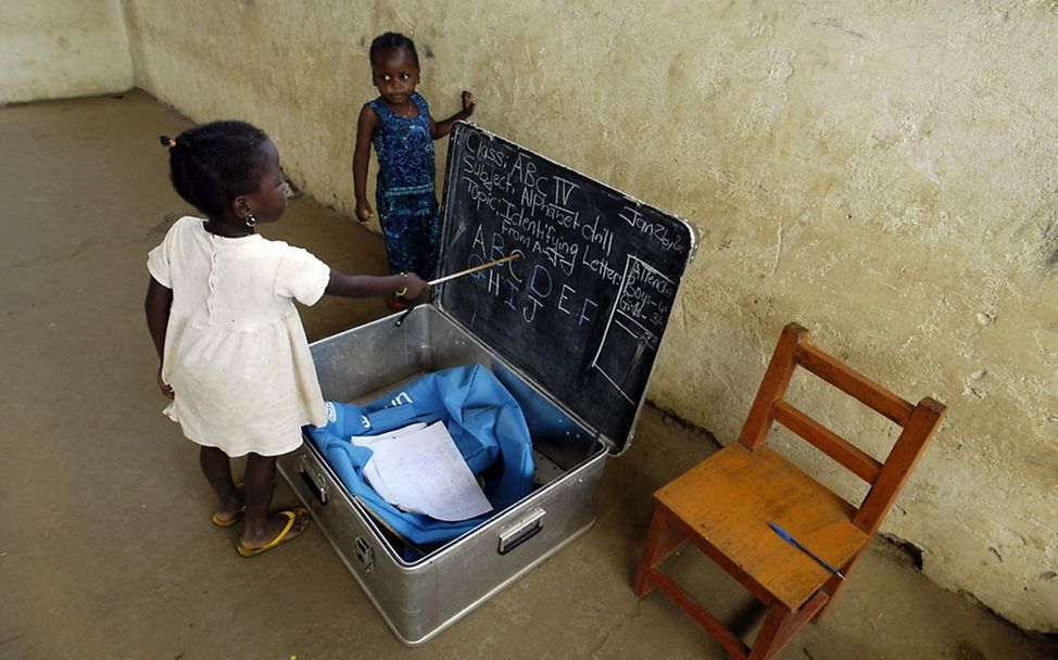 Die "Schule in der Kiste" © UNICEF/Christine Nesbitt