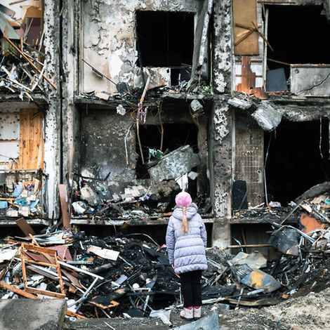 Ukraine-Konflikt: Ein Mädchen vor den Trümmern eines Hauses in Kiew