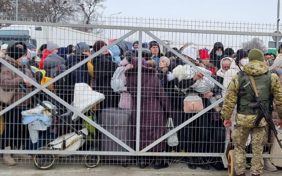 Ukraine-Krieg: Geflüchtete warten an einem Grenzübergang nach Rumänien