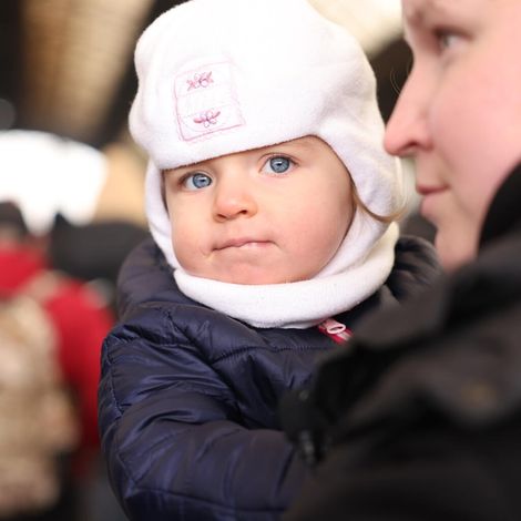 Am 27.2. wartet Asya mit einem Kleinkind auf dem Bahnhof im Westen der Ukraine.