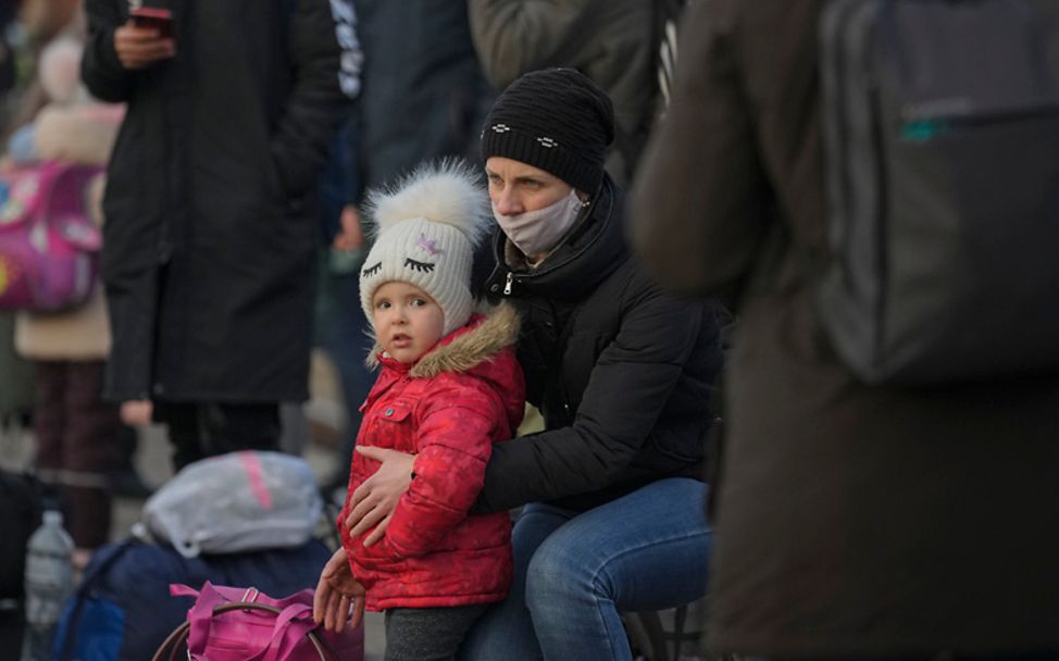 Ukraine Konflikt: Eine Mutter hält ihre Tochter schützend fest