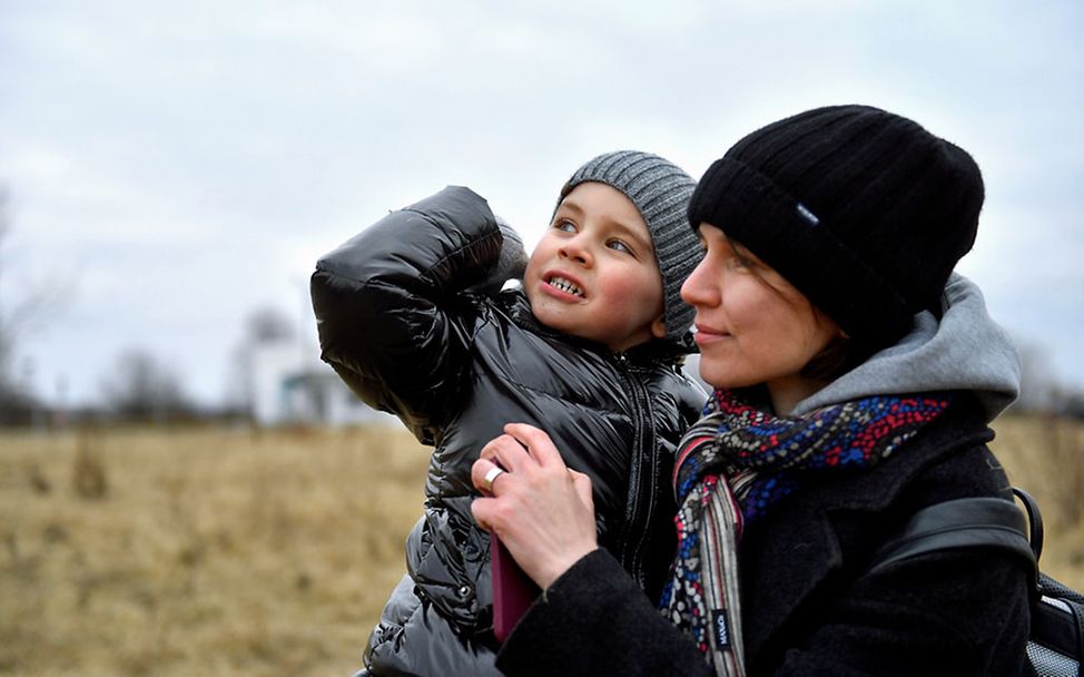 Ukraine Flüchtlinge Kinder: Mütter und Kinder verlassen zu Hunderttausenden das Land. 