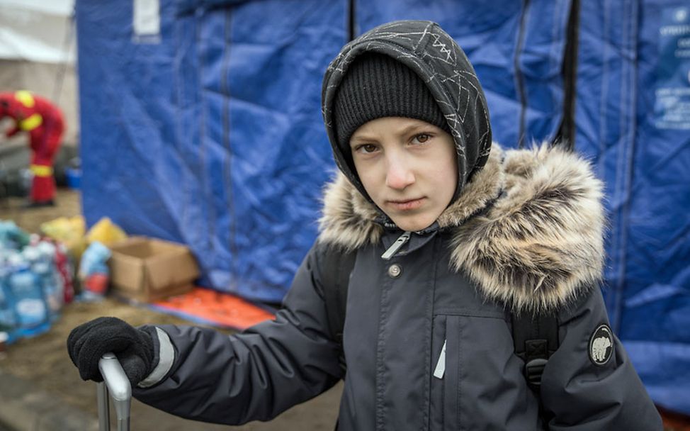 Ukraine Flüchtlinge Kinder: Yaroslav hält den Griff seines Rollkoffers fest. Er konnte nur wenige Sachen mitnehmen.