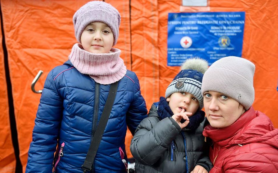 Ukraine Flüchtlinge Kinder: Eine Mutter und ihre zwei Kinder sind aus Czernowitz geflüchtet. 