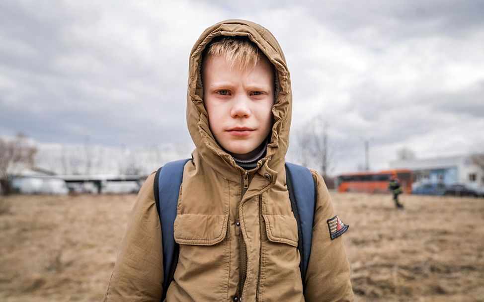 Ukraine Flüchtlinge Kinder: Tausende Flüchtlingskinder wie Maxim überqueren die Grenzen in Nachbarländer.