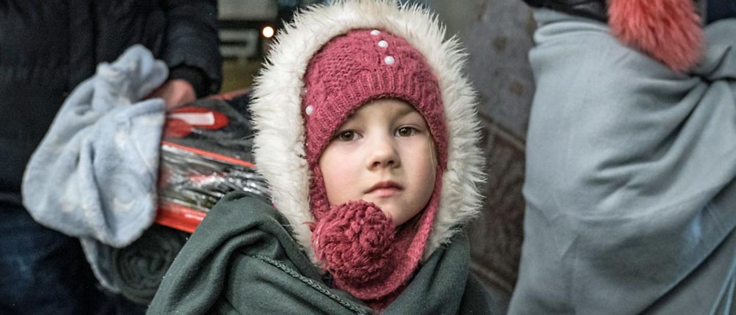 Spenden Ukraine: Am Grenzübergang Isaccea hüllt sich ein Mädchen in eine wärmende Decke.