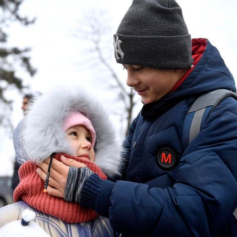 Ukraine Nothilfe: Zwei Kinder auf der Flucht helfen sich gegenseitig