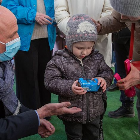 Ukraine-Konflikt: Kind spielt mit einem Spielzeig in einem Sammelpunkt in Rumänien.