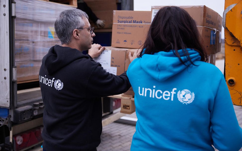 Ukraine: UNICEF-Helfer laden in Lwiw Hilfsgüter aus