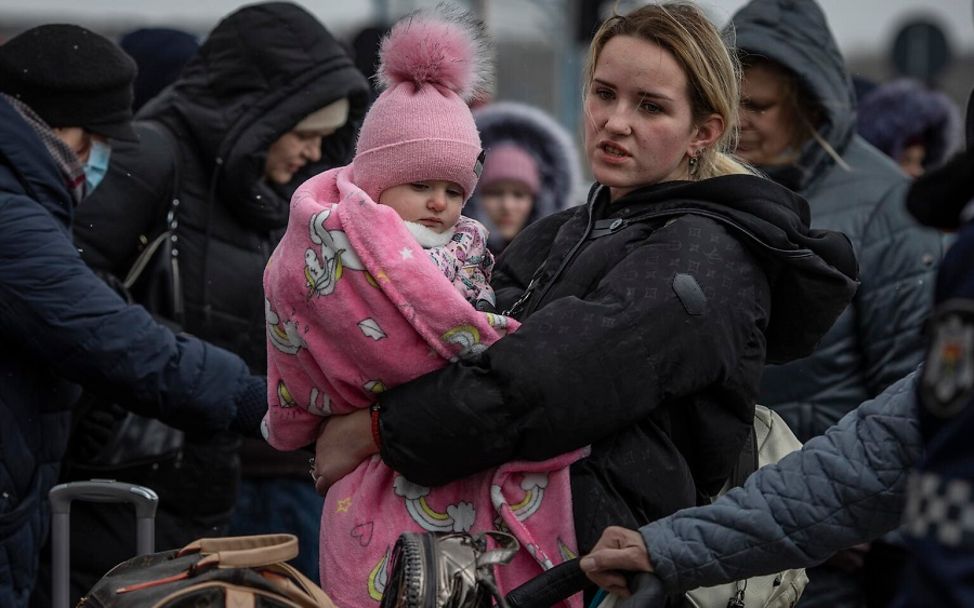 Republik Moldau: Mutter mit Baby auf dem Arm kommt über die ukrainische Grenze an.