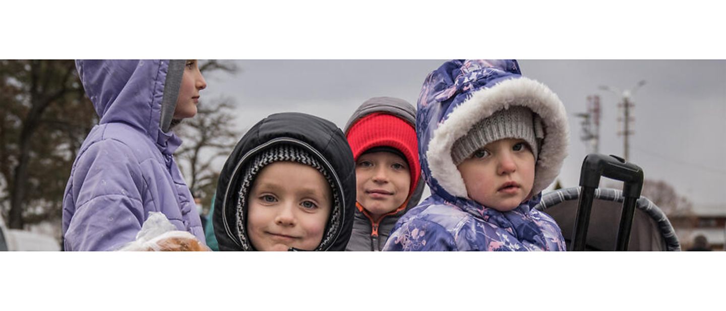 Kinder aus der Ukraine auf der Flucht.