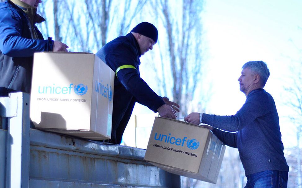 Menschen aus der Ukraine helfen: UNICEF-Hilfsgüter kommen an