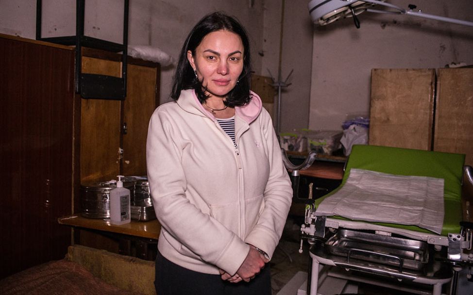 Ukraine Gesundheitsversorgung: Die Leiterin einer Geburtsklinik in einem provisorisch eingerichteten Behandlungsraum.