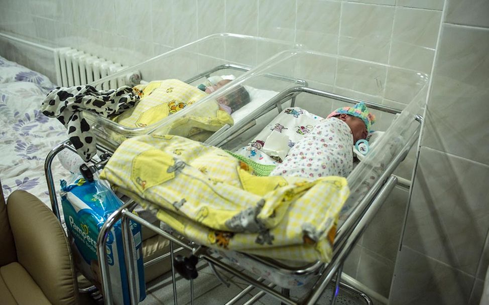 Ukraine Gesundheitsversorgung: Zwei Neugeborene schlafen in ihren Krankenhausbetten im Keller einer Klinik.