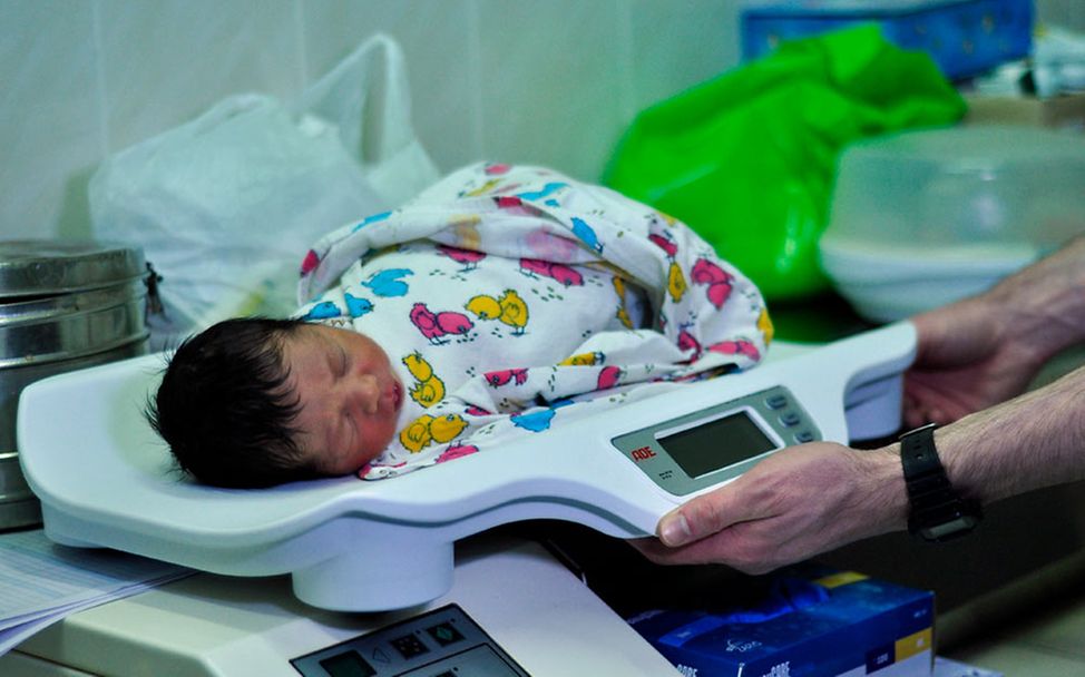 Ukraine Gesundheitsversorgung: Ein Baby wird auf einer von UNICEF bereitgestellten Waage gewogen. 