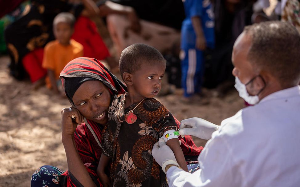 Dürre in Äthiopien: Ein Helfer untersucht ein Kind auf Mangelernährung