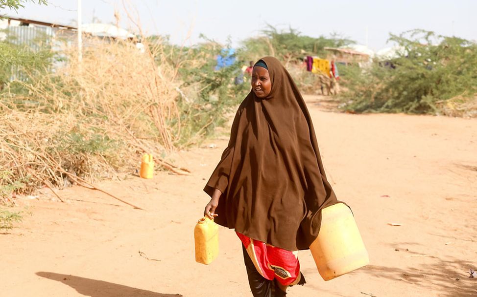 Somalia: Ein Mädchen auf dem Weg zum Brunnen