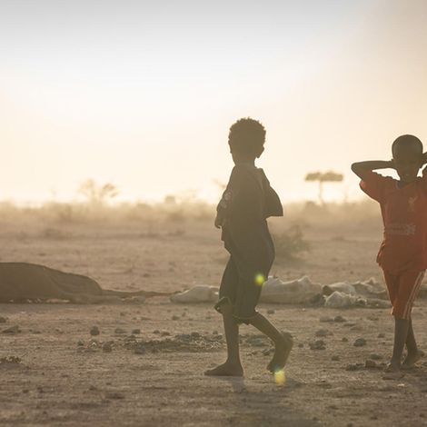 Dürre in Äthiopien: Zwei Kinder vor ausgetrockneter Landschaft
