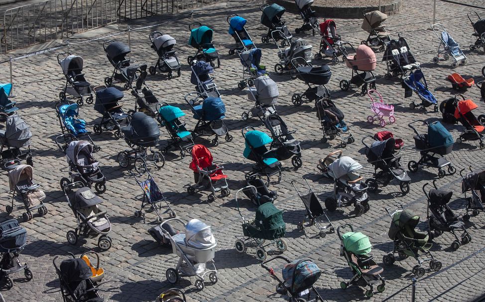Ukraine: Kinderwägen werden in Lwiw symbolisch für getötete Kinder aufgestellt. 