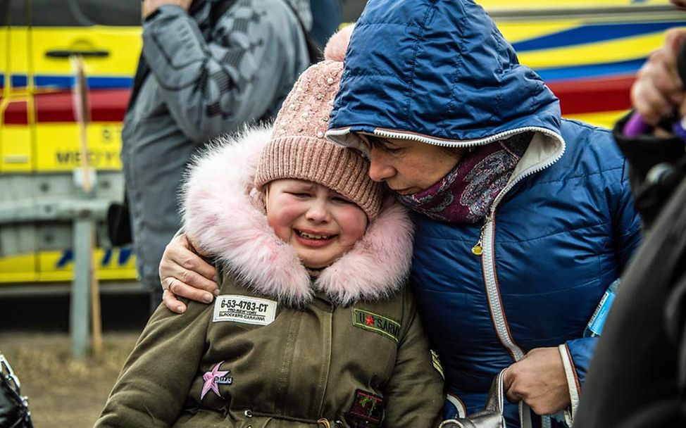 Ukraine Nothilfe: So wie dieses Mädchen, das nach Polen geflüchtet ist, haben Millionen Ukrainer*innen ihr Land verlassen