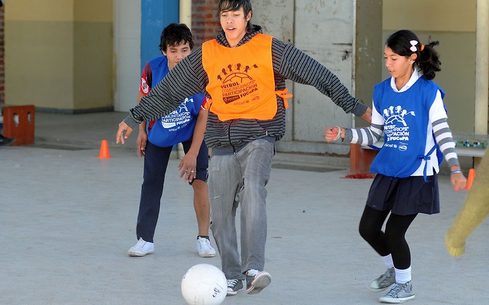 Argentinien: Jugendliche beim Fußballspielen. © UNICEF/Cabral