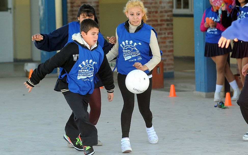 Beim Fußballprojekt FUCoPA legen die Jugendlichen die Spielregeln selbst fest. © UNICEF/Cabral