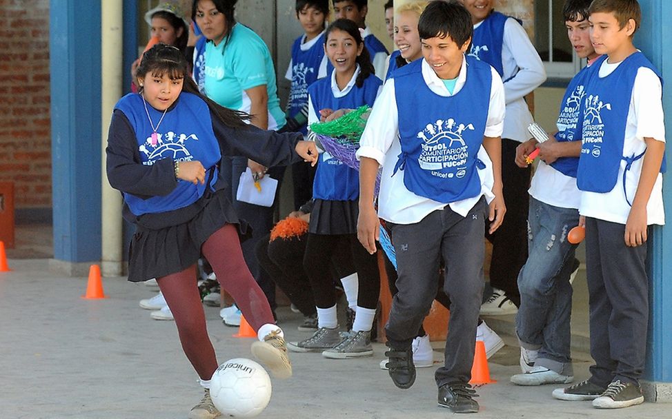 Beim UNICEF-Fuballprojekt FUCoPA ist Teamgeist entscheidend. © UNICEF/Cabral