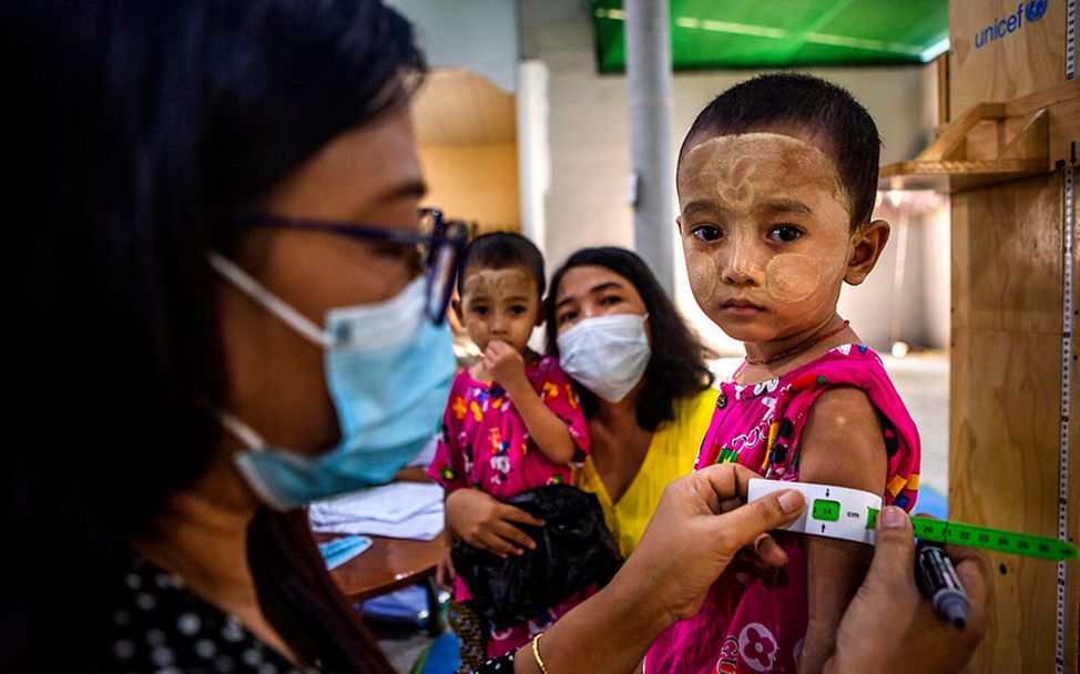 Myanmar: Ein Kind wird auf Mangelernährung untersucht