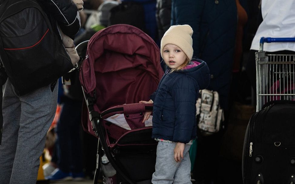Ein Mädchen wartet mit ihrer Familien in der Schlange an der Grenze zwischen Ukraine und Moldau.