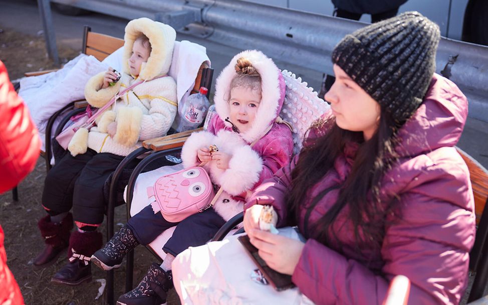 Ukraine: Eine Flüchtlingsfamilie wartet in Lwiw auf die Weiterreise. 