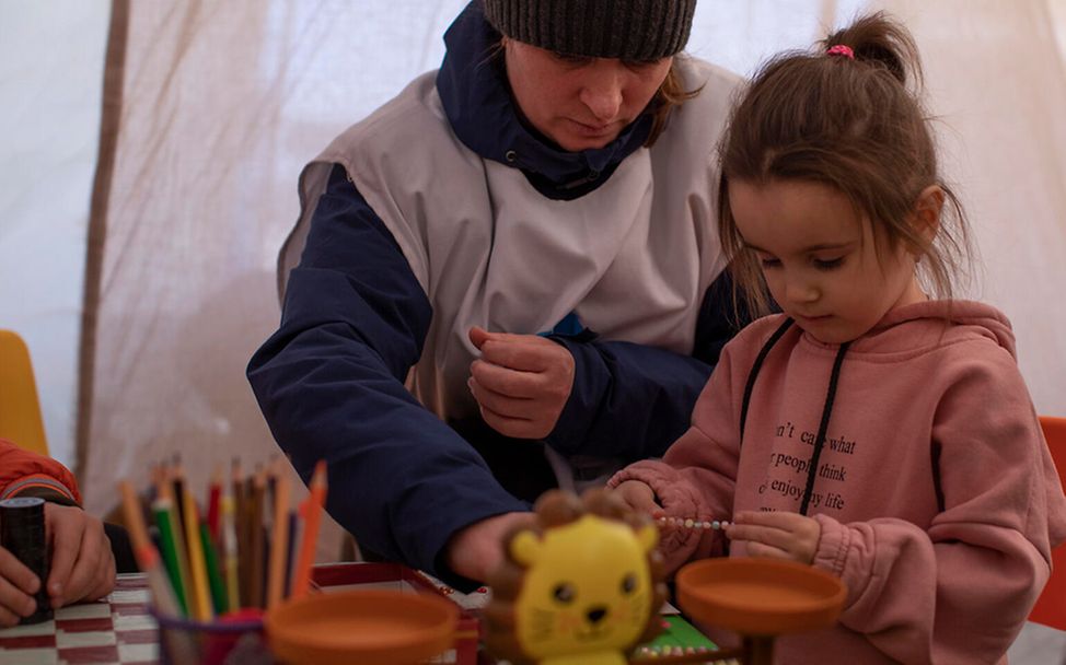 Moldau: Dasha aus der Ukraine malt mit einer Kindertherapeutin.