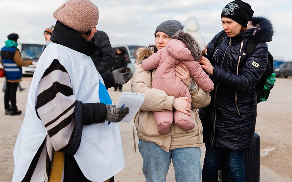 Moldau: Eine Psychologin von Blue Dots spricht mit einer Flüchtlingsfamilie.