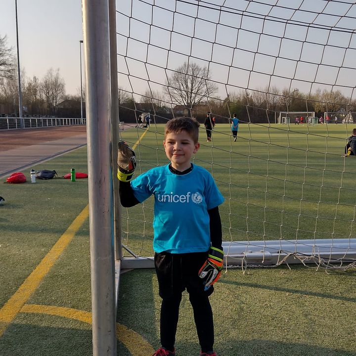 Junge mit UNICEF-Shirt vor einem Fußball-Tor © Benjamin Dargel