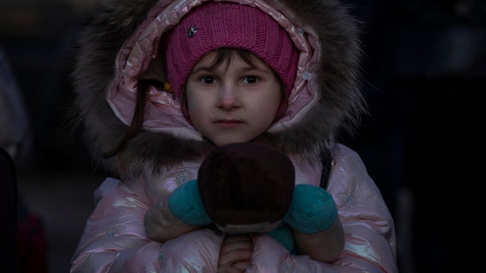 Krieg in der Ukraine: Karina (7) ist geflüchtet. Sie hält ihre Puppe im Arm