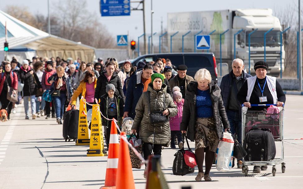 Krieg in der Ukraine: Geflüchtete überqueren den Grenzübergang nach Moldau
