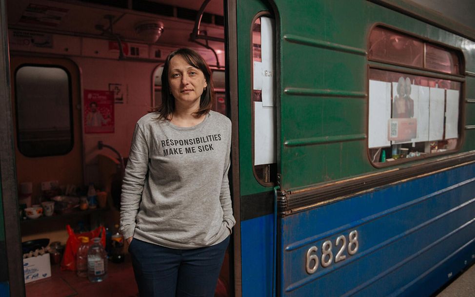 Krieg in der Ukraine: Eine Frau steht in der U-Bahn von Charkiw