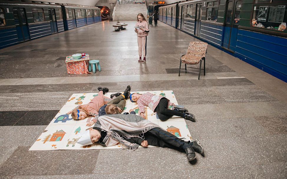 Krieg in der Ukraine: Kinder spielen in der U-Bahnstation von Charkiw