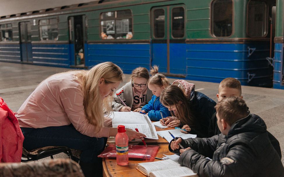 Ukraine-Krieg: Kinder lernen in der U-Bahn von Charkiw