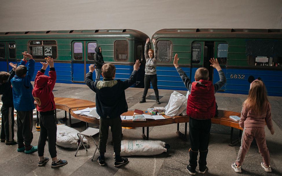 Ukraine-Krieg: Kinder spielen in der U-Bahn von Charkiw