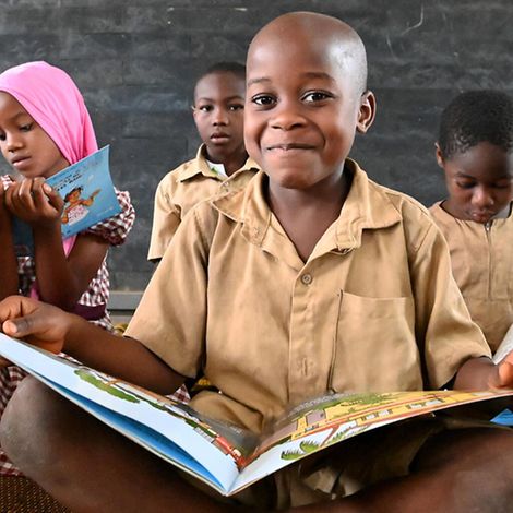 Elfenbeinküste: Kinder lesen in einem Klassenzimmer Bücher