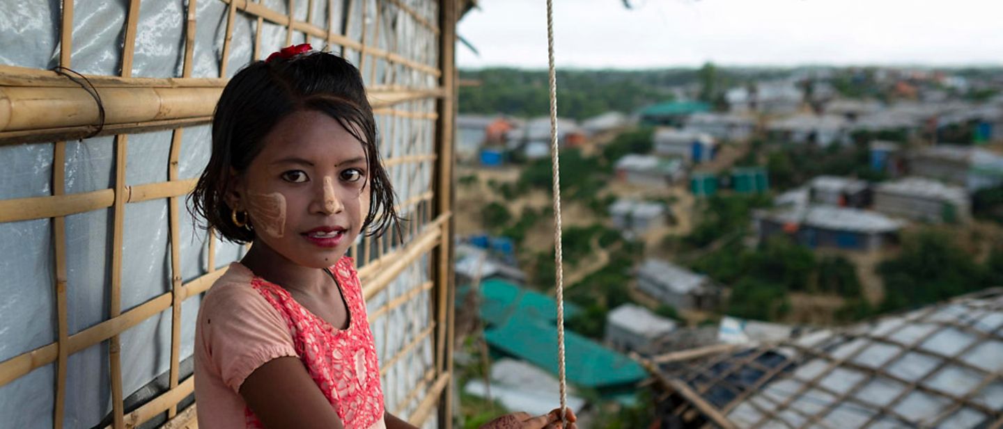 Rohingya in Bangladesch: Ein Mädchen steht im Camp Kutupalong