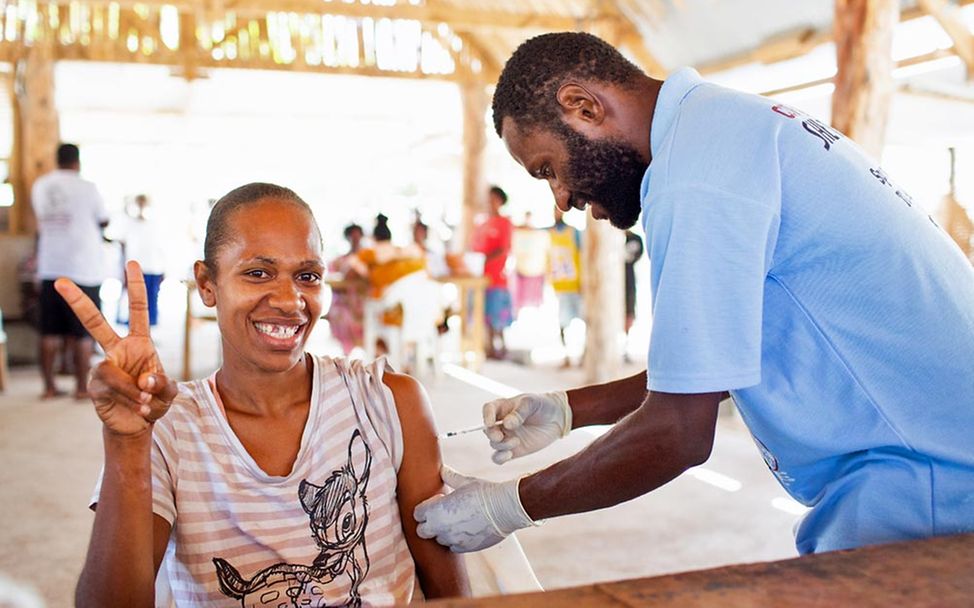 Corona-Impfungen in Nicht-Industrieländern: Eine Frau in Vanuatu erhält dank der Impfinitiative COVAX ihre erste Impfdosis.