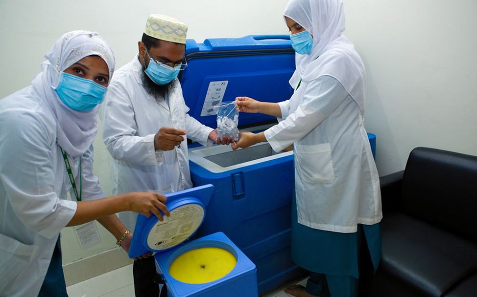 Corona-Impfungen: UNICEF stellt Kühlschränke für die Lagerung der Impfstoffe bereit. Jetzt spenden!