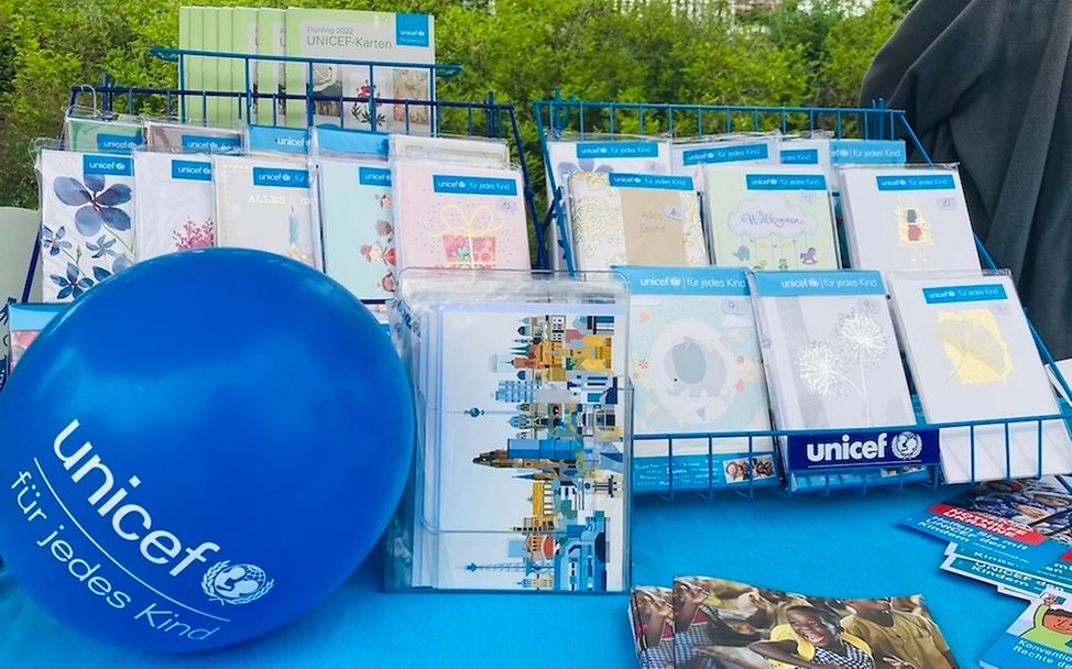 Eine Auswahl unserer vielfältigen Grußkarten © UNICEF Berlin