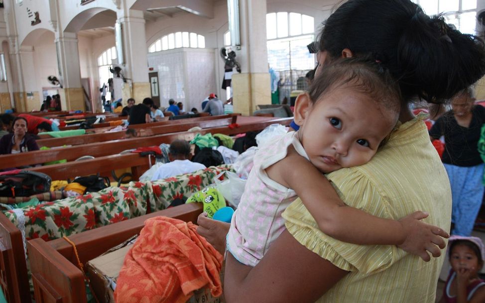 Notunterkunft in Kirche: Eine Frau mit ihrem Kind in der Stadt Tacloban. @ UNICEF/Maitem.