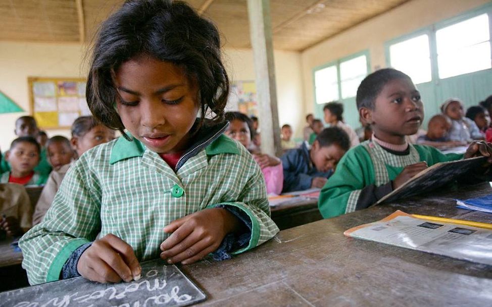 Schule für jedes Kind Afrikas: Schulkinder in Madagaskar während des Unterrichts. 