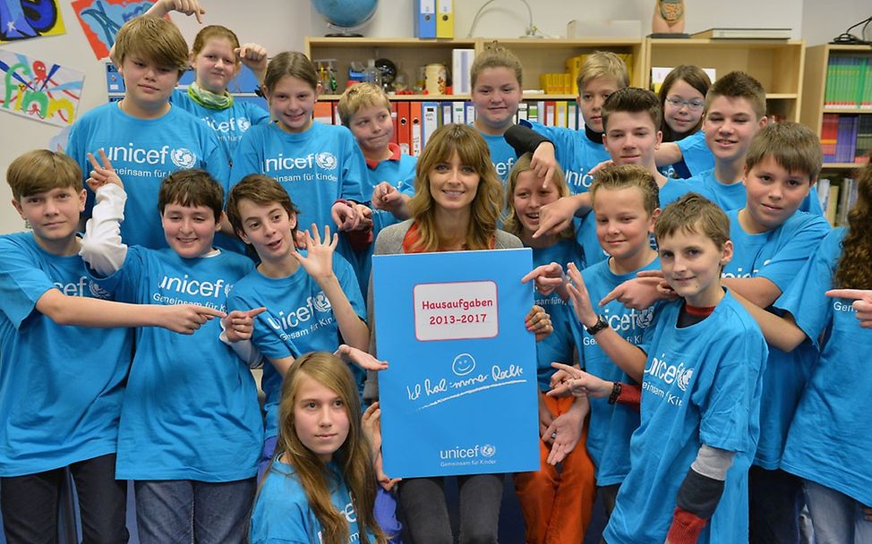 Kinderrechte in der Schule: UNICEF-Botschafterin Eva Padberg mit Schülern