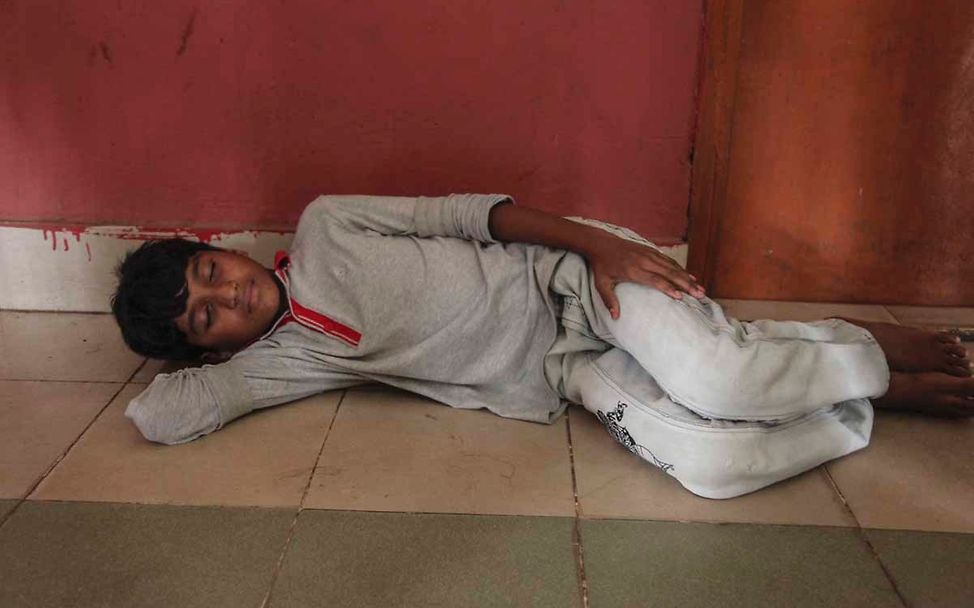 Bangladesch: Straßenkinder schlafen auf kalten Boden