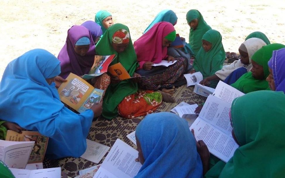 Kinder in Somalia lesen Bücher der Schulbibliothek. © UNICEF Somalia