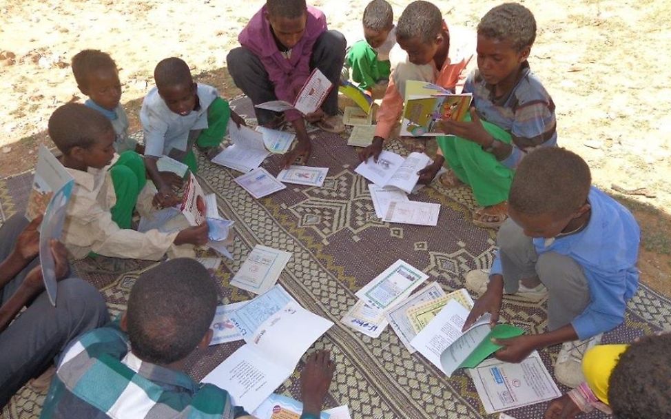 Kinder in jedem Alter lesen. © UNICEF Somalia
